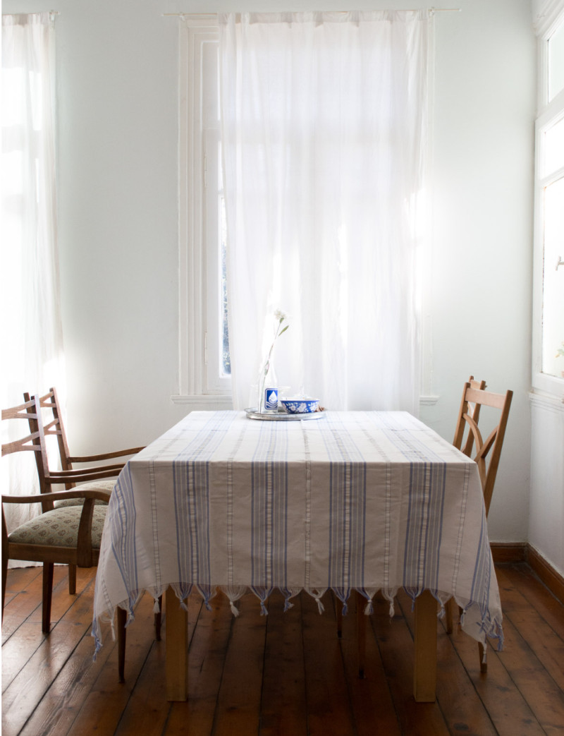 Nappe blanche avec franges / rayure bleu grec