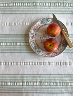 Nappe blanche avec franges...