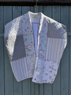 Sleeveless quilted boutis...