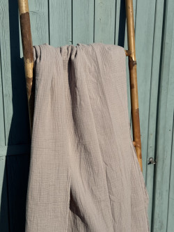 Plaid/ Drap de bain en gaze de coton taupe