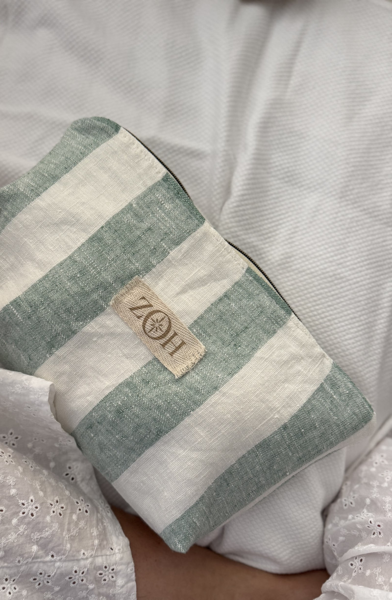 Pochette Pistacchio // en lin rayé celadon