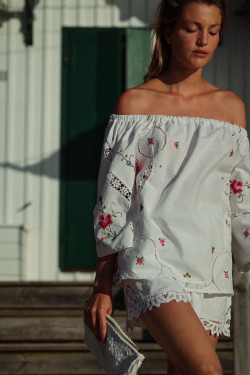 Blouse en linge ancien brodé / Pia