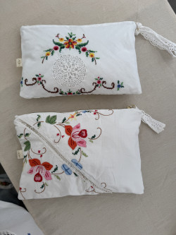 Pochette en linge ancien brodé/ Annette