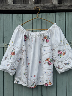 Blouse en linge ancien brodé / Pia