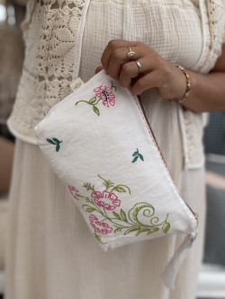 Pochette en linge ancien brodé/ OLGA