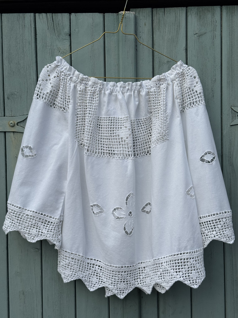 Blouse en linge ancien brodé / SALMA