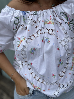 Blouse en linge ancien brodé / Lauretta