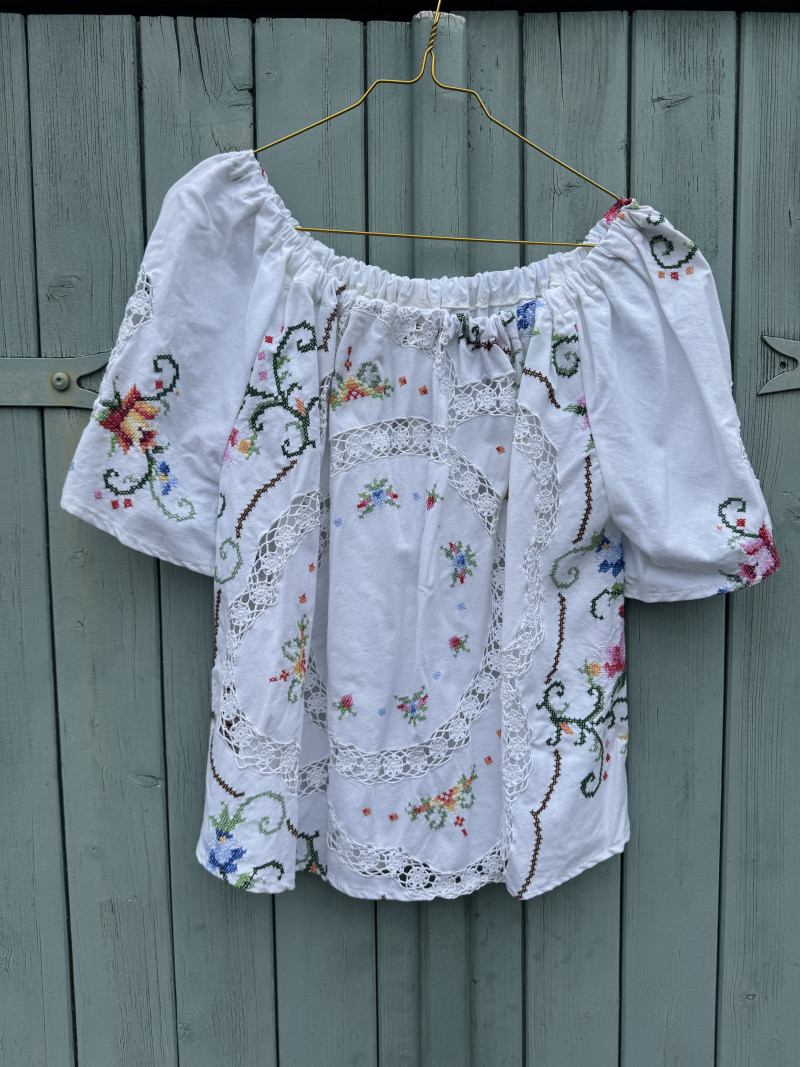 Blouse en linge ancien brodé / Lauretta