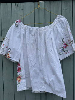 Blouse en linge ancien brodé / Lauretta