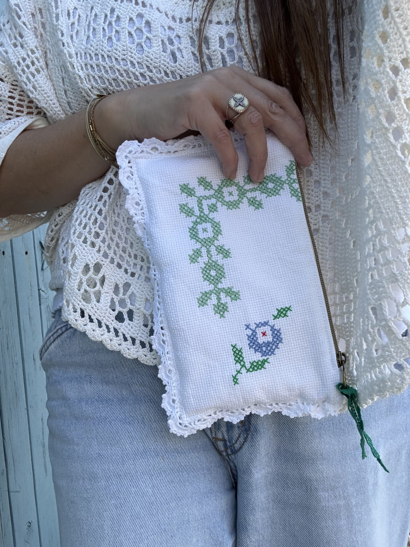 Pochette en linge ancien brodé/ Summer