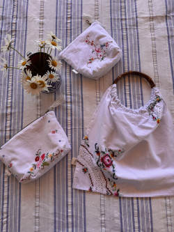Pochette en linge ancien brodé Caterina