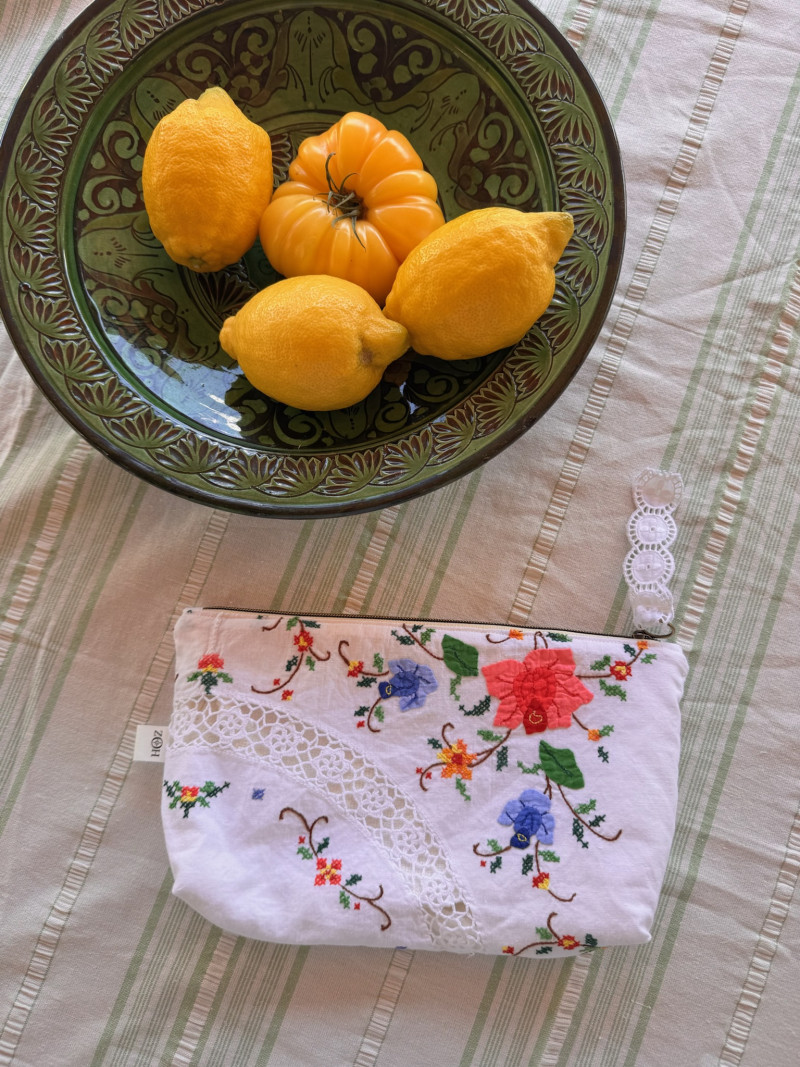 Pochette en linge ancien brodé Lia