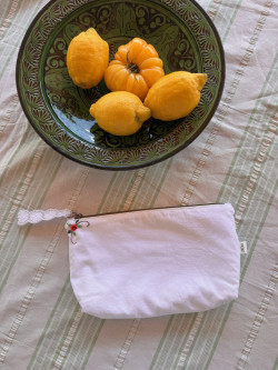 Pochette en linge ancien brodé Lia