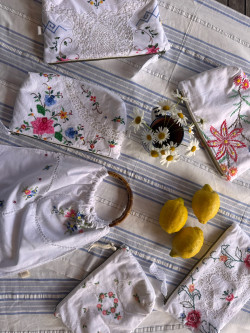 Pochette en linge ancien brodé Paloma