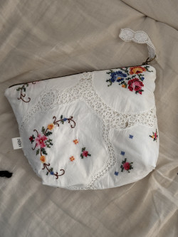 Pochette en linge ancien brodé/ Paloma