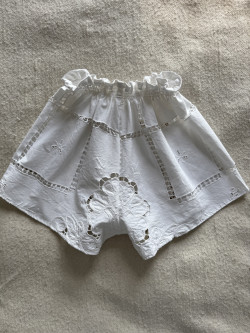 Short brodé en linge ancien/ POÉSIE