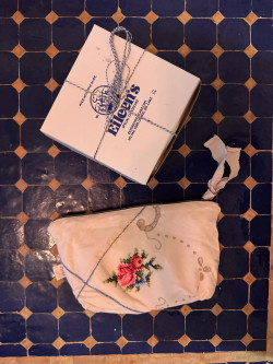 Pochette en linge ancien brodé Gaia