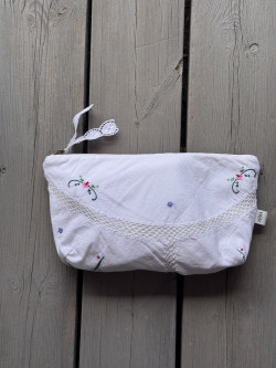 Pochette en linge ancien brodé/ Lily