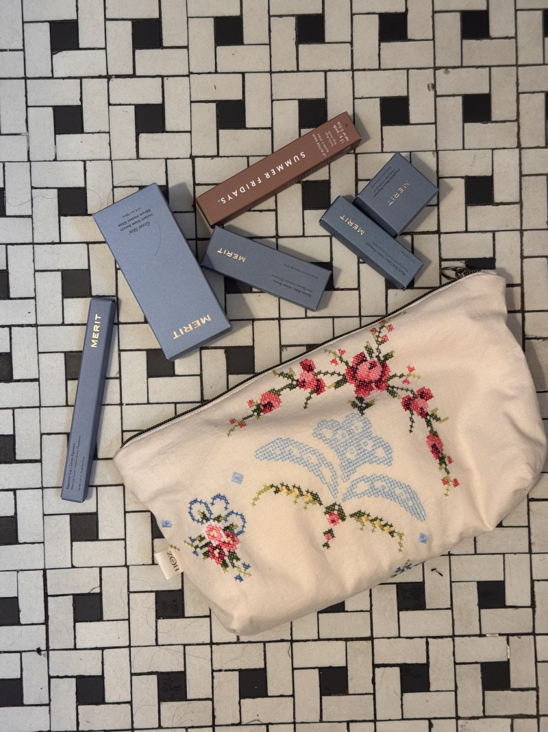 Embroidered vintage linen pouch / Lou