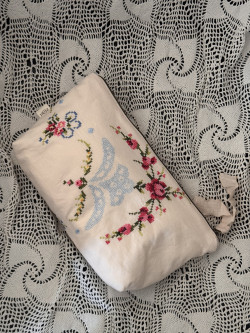 Pochette en linge ancien brodé/ Lou