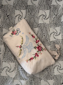 Embroidered vintage linen pouch / Lou