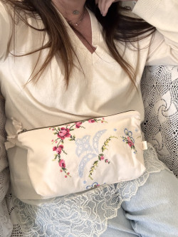 Embroidered vintage linen pouch / Lou