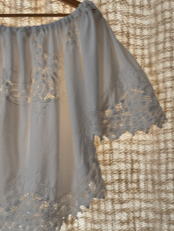 Blouse brodée en linge ancien/ Roma