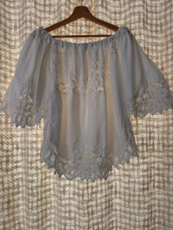 Blouse brodée en linge ancien/ Roma