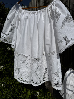 Blouse brodée en linge ancien/ Celeste