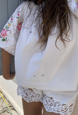 Blouse brodée en linge ancien/ IRIS