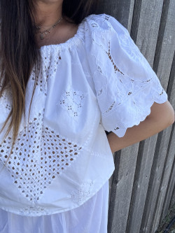 Blouse brodée en linge...