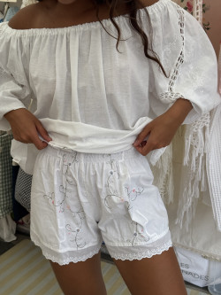 Short brodé en linge ancien...