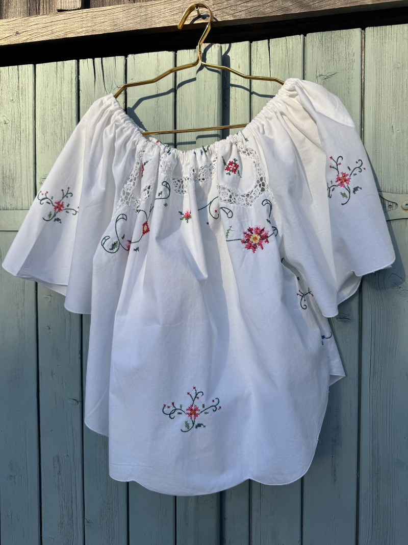 Blouse brodée en linge ancien/ Judy