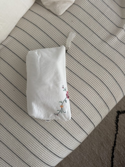 Pochette en linge ancien brodé/Marcella